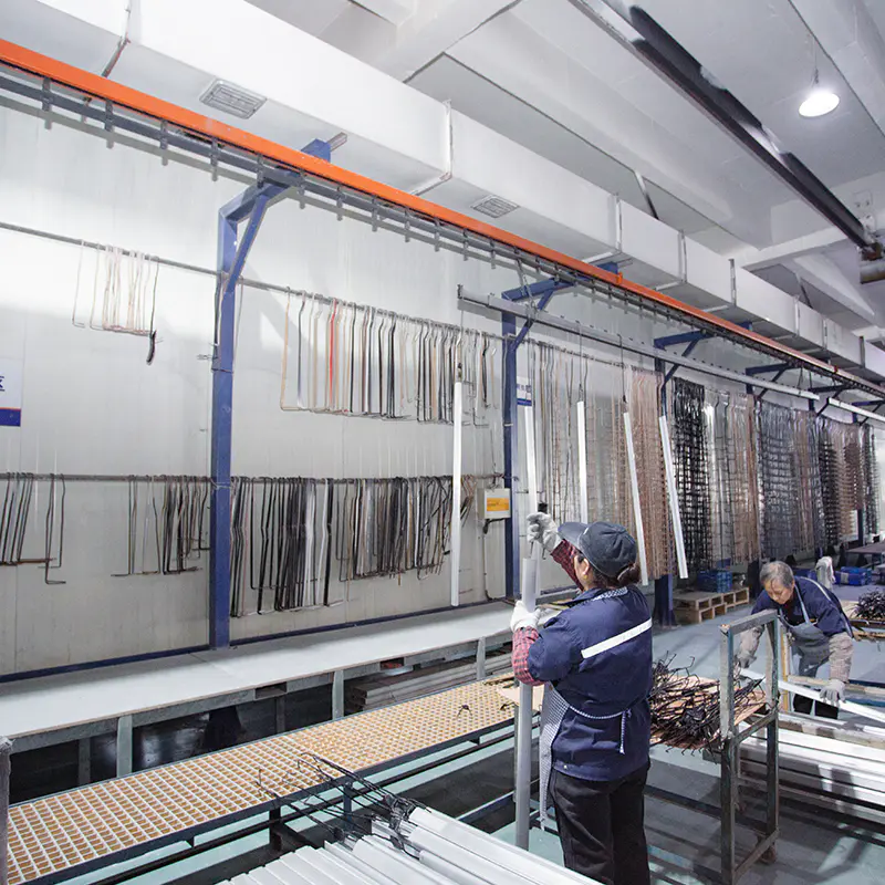 Officina di rivestimento - Linea di verniciatura a polvere - Operazione di sospensione