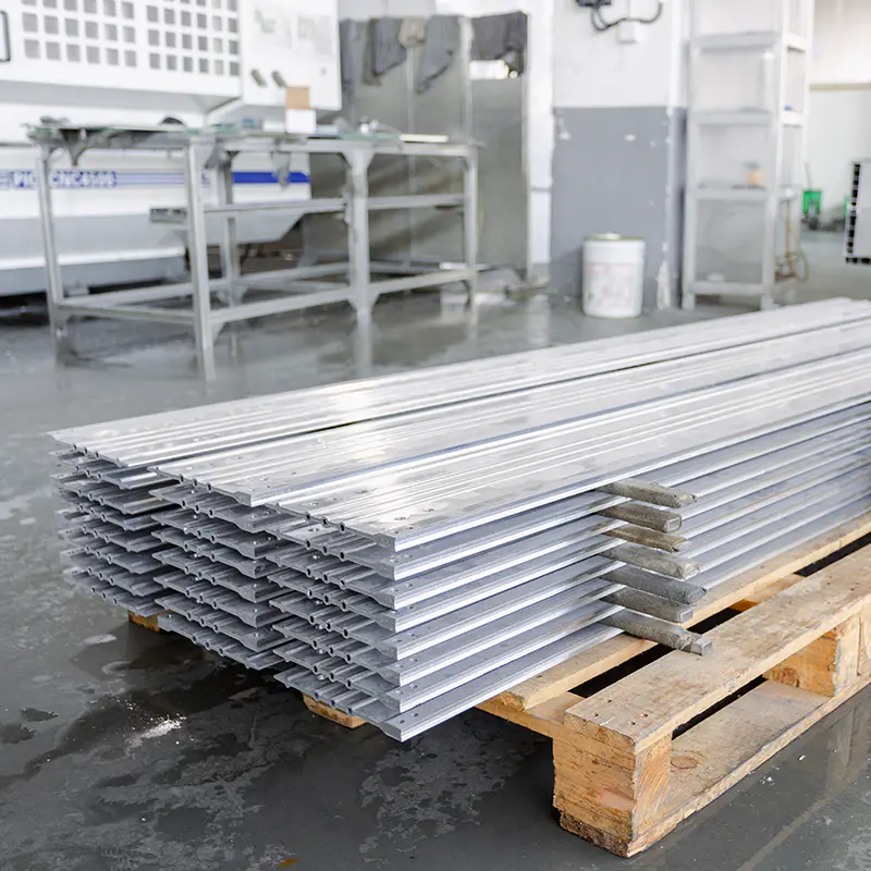 Officina di finitura - Lavorazione di coltelli di sollevamento per macchine tessili