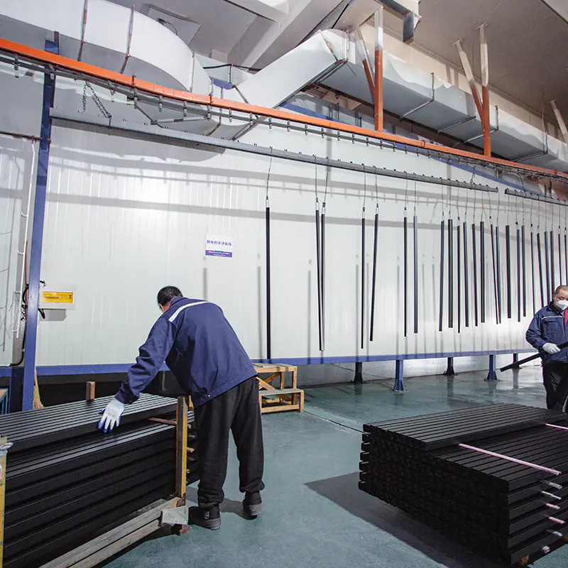 Officina di rivestimento - Linea di verniciatura a polvere - Operazione di smontaggio